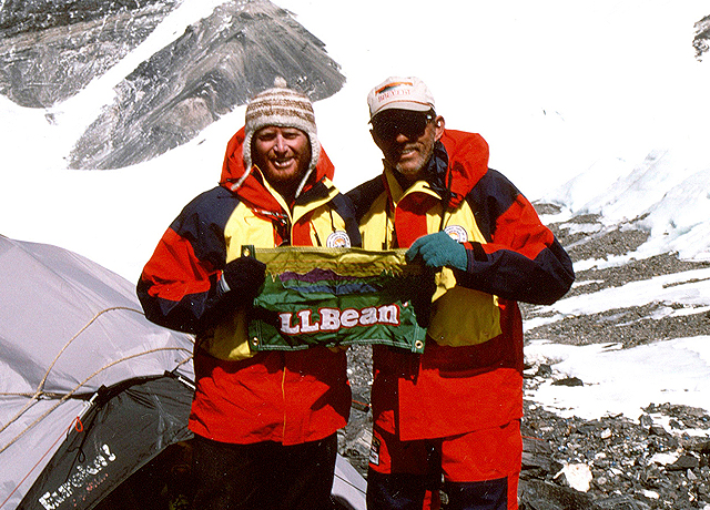 L.L.Beanは、L.L.Bean 前CEOのレオン・ゴーマン氏を含む30名の国際色豊かな登山関係者が参加したエベレスト・ピース・クライムを後方支援。プリマロフト・インサレーションを採用した試作品のアウターウエア含め、装備を提供。