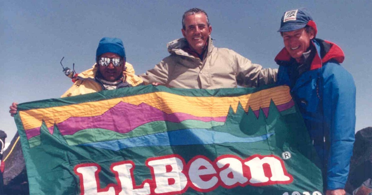 L.L.Beanの旗を掲げているレオン・ゴーマンと仲間の登山家たち