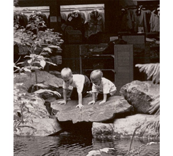 フリーポート・ストアでマスの池を覗き込む子供たち